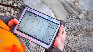 Bildschirm des Tablet zeigt einen digitalen Plan