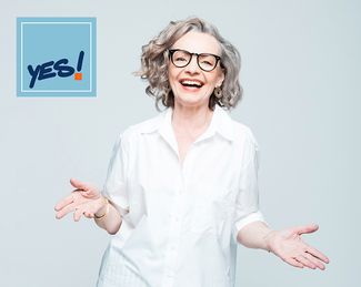 Frau mit grauen Haaren