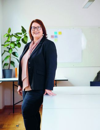 Ilona Gallitzdörfer, stehend vor ihrem Schreibtisch